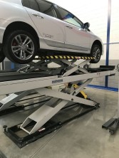 MACACO ELEVADO COM CARRO